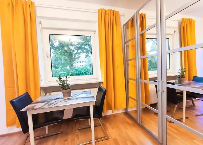 Modernes Zimmer Am Park Mit Garten, Huehner & Enten