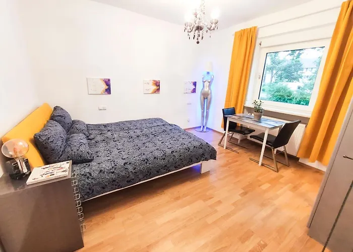 Modernes Zimmer Am Park Mit Garten, Huehner & Enten