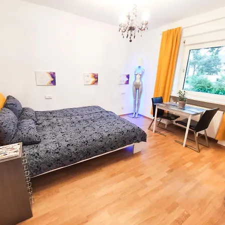 Modernes Zimmer Am Park Mit Garten, Huehner & Enten Munich Exterior photo